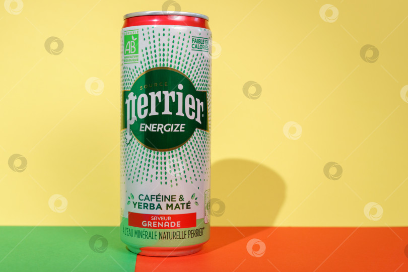 Скачать Тюмень, Россия - 30 июня 2022 года: Минеральная вода Perrier energize с кофеином yerba mate. Французская марка минеральной воды премиум-класса фотосток Ozero