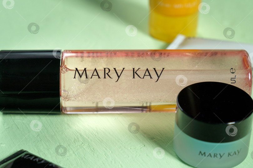 Скачать Тюмень, Россия - 30 июня 2022 года: логотип Mary Kay крупным планом. Это американская многоуровневая маркетинговая компания, базирующаяся в Аддисоне, штат Техас фотосток Ozero