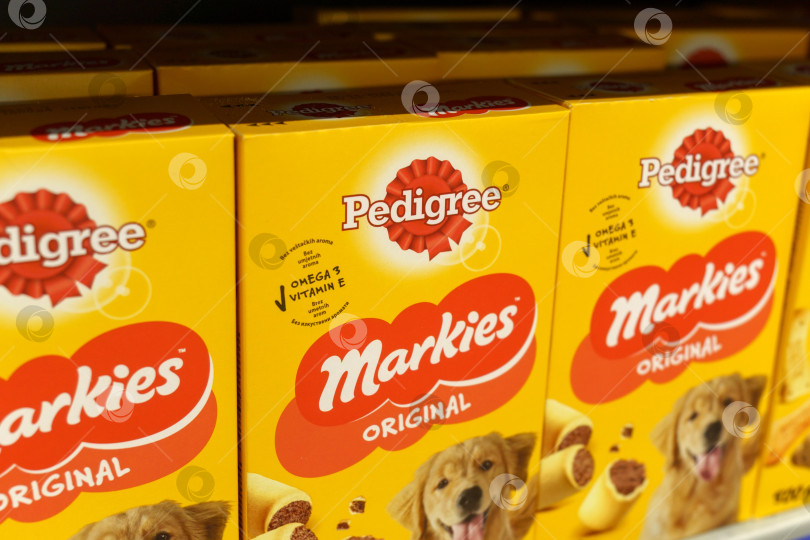 Скачать Тюмень, Россия - 30 июня 2022 г.: Корм для собак Pedigree markies Petfoods селективной направленности. Покупка товаров в супермаркете фотосток Ozero