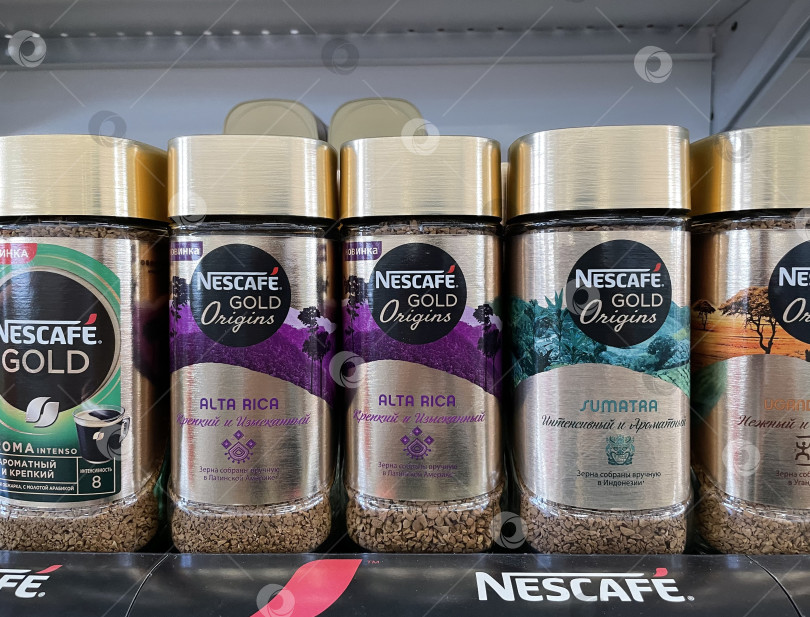 Скачать Тюмень, Россия - 28 июля 2022 г.: Nescafe Gold origins альта-Рика, Суматра - это марка растворимого кофе, производимого компанией Nestle. фотосток Ozero