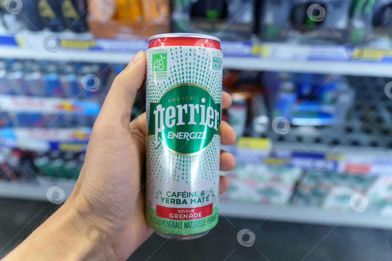 Скачать Тюмень, Россия- 30 июня 2022 г.: Минеральная вода Perrier energize с кофеином yerba mate фотосток Ozero