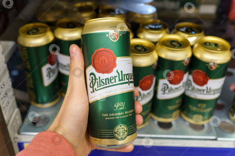 Скачать Тюмень, Россия - 25 мая 2022 года: Pilsner Urquell - известный бренд мировой пивоваренной компании SABMiller фотосток Ozero