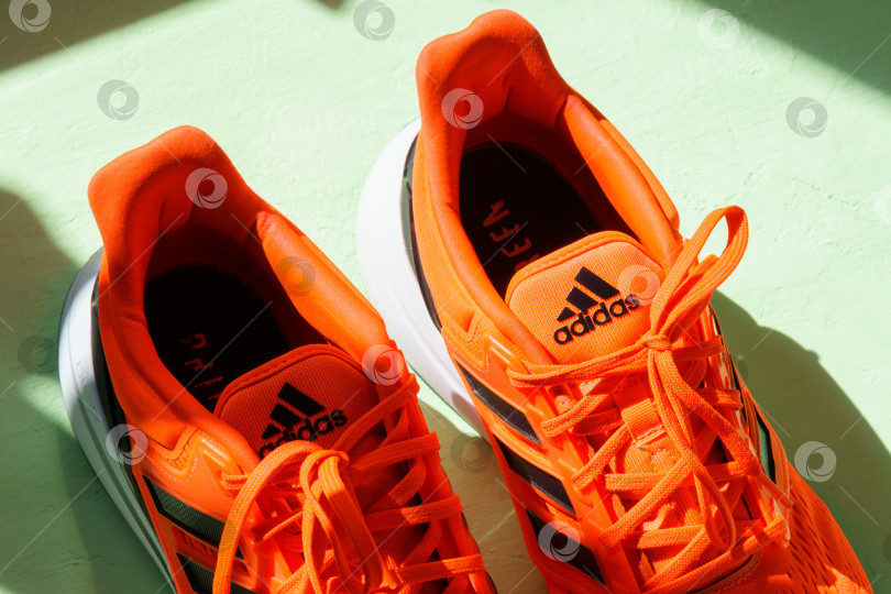 Скачать Тюмень, Россия - 1 июня 2022 года: Мужская обувь Adidas для бега. Эти кроссовки предназначены для спортивного образа жизни. Закрыть фотосток Ozero