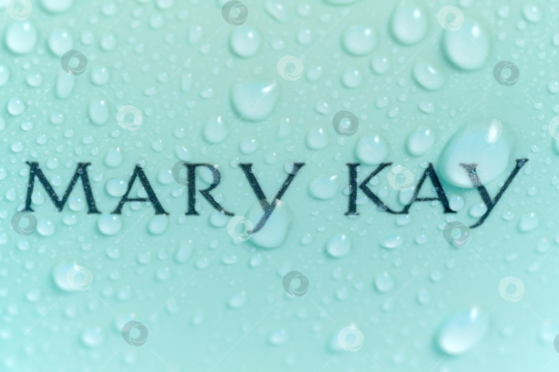 Скачать Тюмень, Россия- 19 июля 2022 года: Логотип компании по уходу за кожей Mary Kay крупным планом. фотосток Ozero