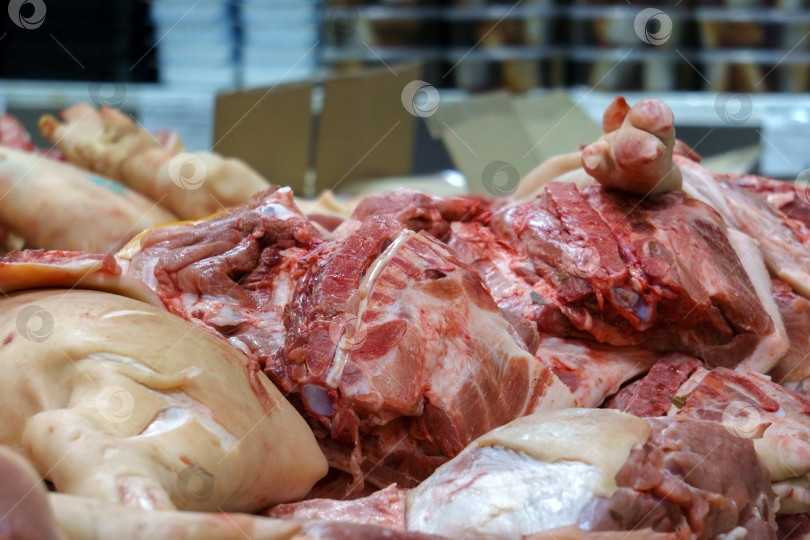 Скачать Свиное мясо. Продается свежее мясо животных. Большие куски мяса в магазине. Избирательный фокус фотосток Ozero