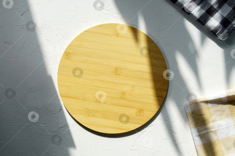 Скачать Круглая деревянная разделочная доска на белом столе. Скопируйте место для текста. Еда и предыстория меню. Макет фотосток Ozero