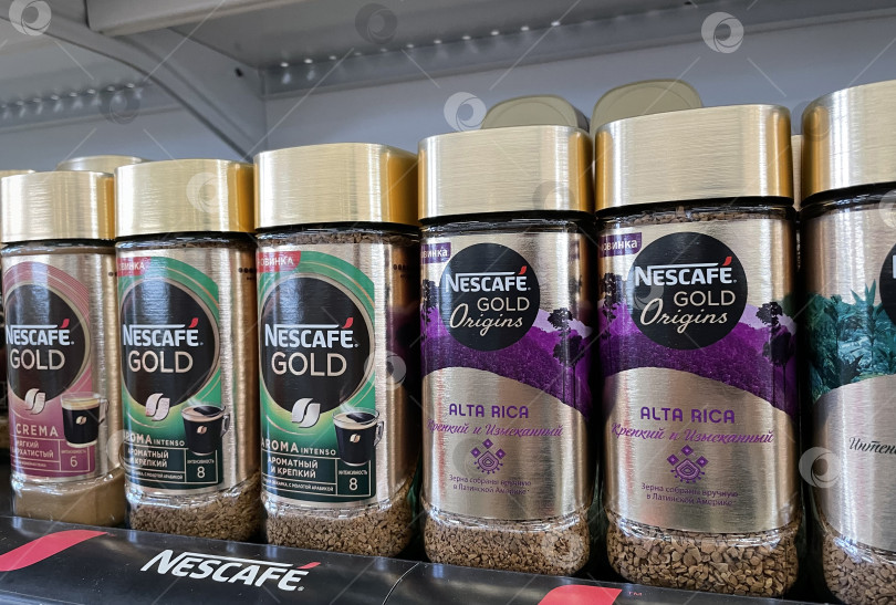 Скачать Тюмень, Россия - 28 июля 2022 года: Nescafe Gold origins, Альта-Рика, Суматра. Молотый кофе производства Nestle фотосток Ozero