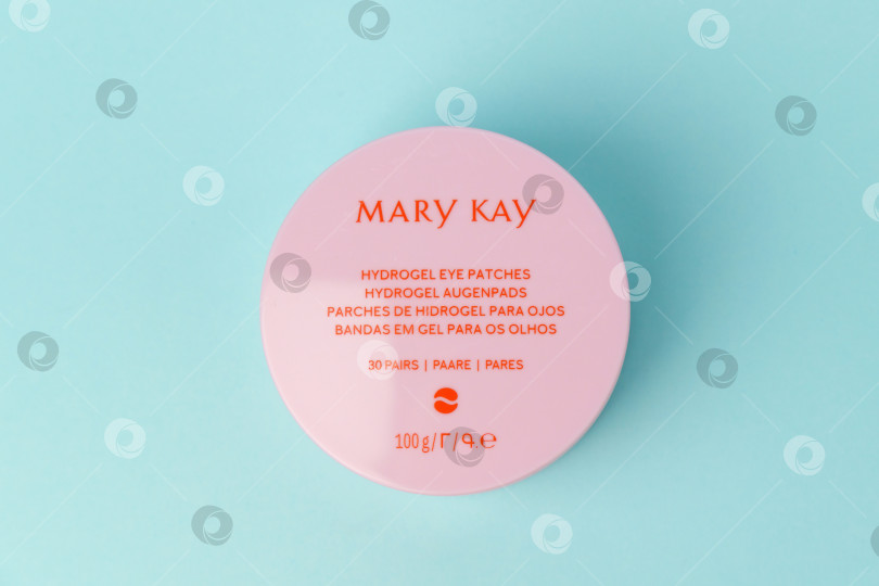 Скачать Тюмень, Россия - 19 июля 2022 года: Mary Kay logo cosmetics, частная компания, продающая косметическую продукцию, - гидрогелевые патчи для глаз. Синий фон фотосток Ozero