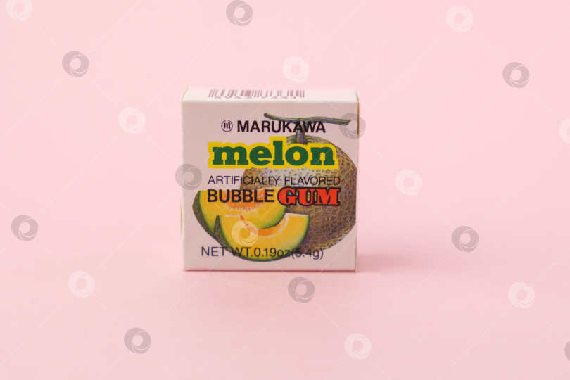 Скачать Тюмень, Россия - 22 июля 2022 года: Компания Marukawa Melon brand bubble gum Confectionery Co., Ltd. была основана в 1948 году. фотосток Ozero