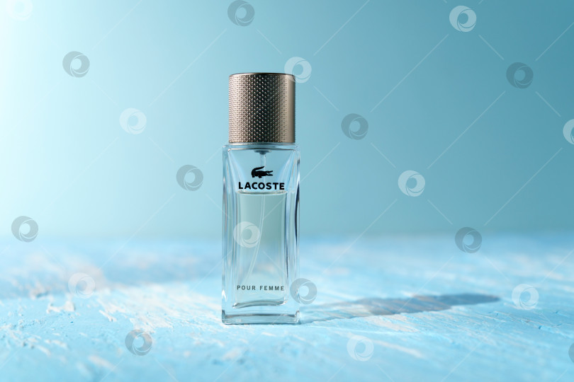 Скачать Тюмень, Россия - 15 июня 2022 года: Lacoste bottle pour femme - французская компания по производству одежды. Избирательный фокус фотосток Ozero