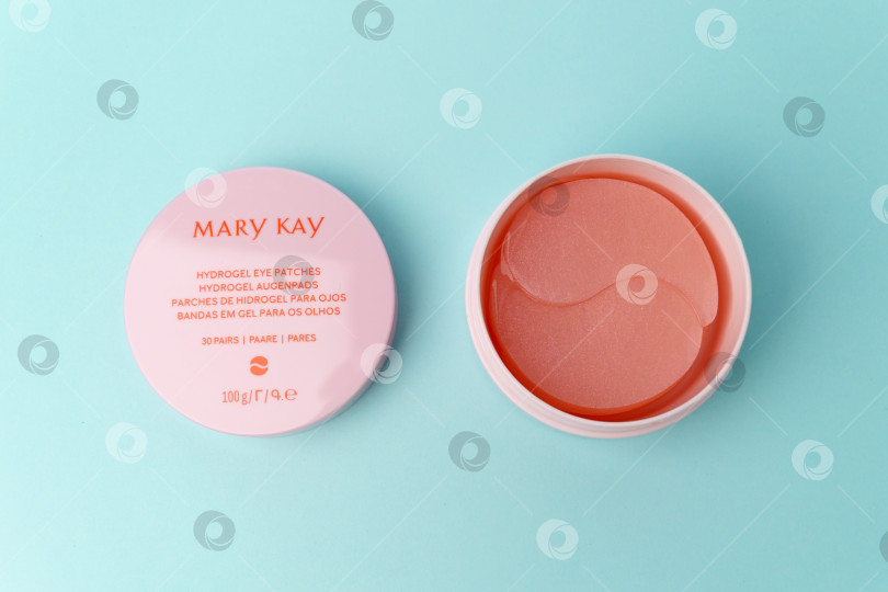 Скачать Тюмень, Россия - 19 июля 2022 года: Mary Kay logo cosmetics, частная компания, продающая косметическую продукцию, - гидрогелевые патчи для глаз. Синий фон фотосток Ozero