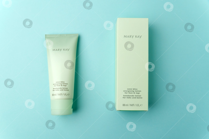 Скачать Тюмень, Россия - 19 июля 2022 г.: Бодрящий лосьон Mint bliss для стоп Mary Kay Inc. - американская частная компания прямых продаж, занимающаяся продажей косметической продукции. фотосток Ozero