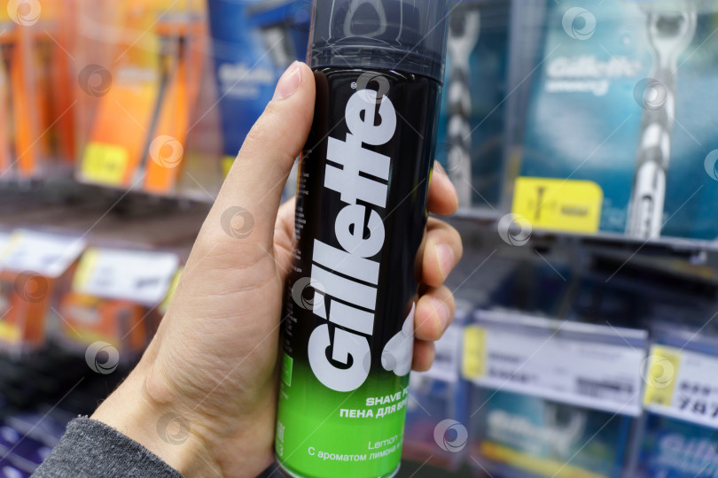 Скачать Тюмень, Россия - 11 мая 2022 года: продукция Gillette представлена в супермаркете. Gillette - это бренд мужских защитных бритв. Избирательный фокус фотосток Ozero