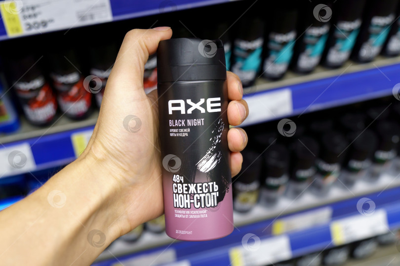 Скачать Тюмень, Россия - 30 июня 2022 года: Спрей-дезодорант Axe black night на полках гипермаркета. Местный универмаг. фотосток Ozero