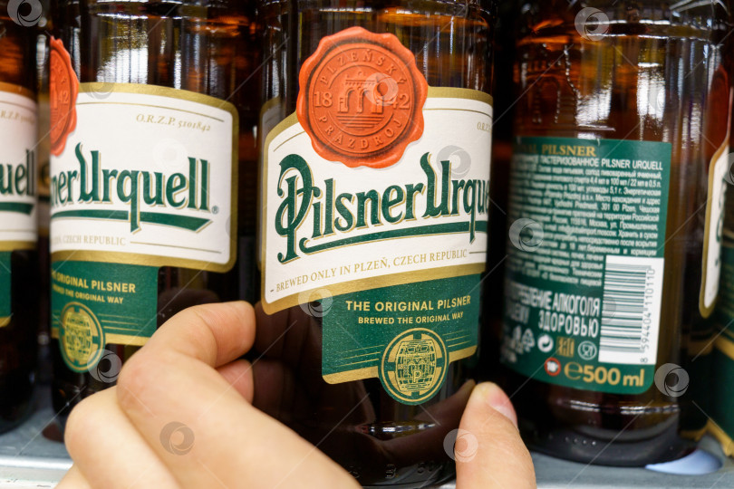 Скачать Тюмень, Россия - 25 мая 2022 года: Pilsner urquell - светлое пиво слабого брожения, производимое с 1842 года в городе Пльзень фотосток Ozero