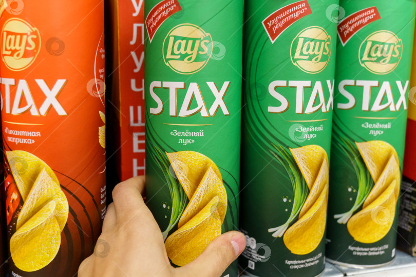 Скачать Тюмень, Россия - 25 мая 2022 г.: Картофельные чипсы Lays max со вкусом зеленого лука, продаются в гипермаркете фотосток Ozero