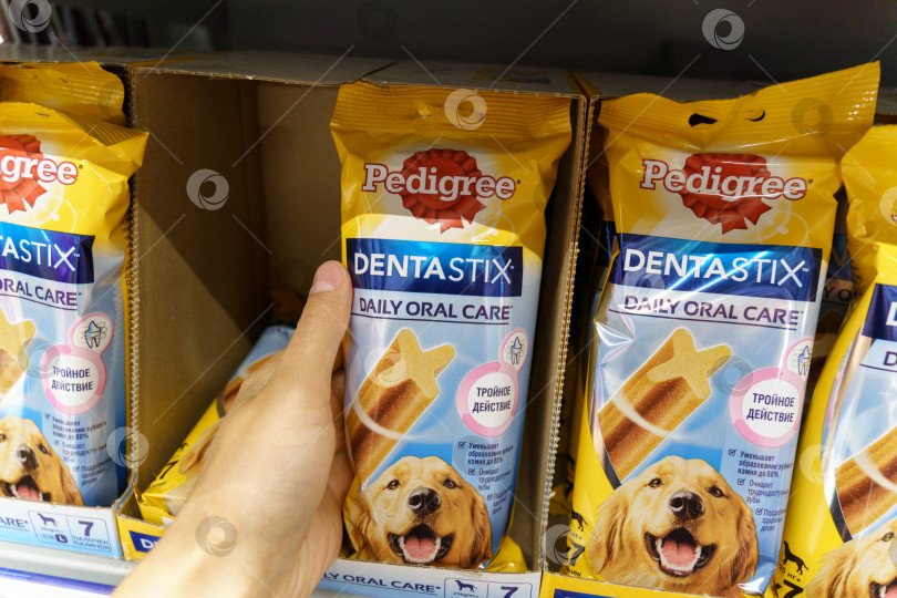 Скачать Тюмень, Россия - 30 июня 2022 г.: Корм для собак Pedigree dentaStix Petfoods селективной направленности. Покупка товаров в супермаркете фотосток Ozero