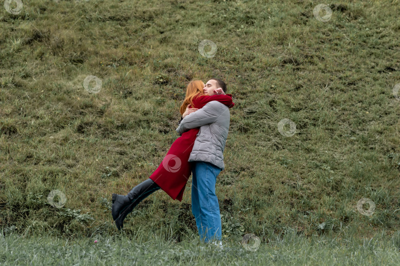 Скачать встреча влюбленных, мужчина и женщина обнимаются на открытом воздухе фотосток Ozero