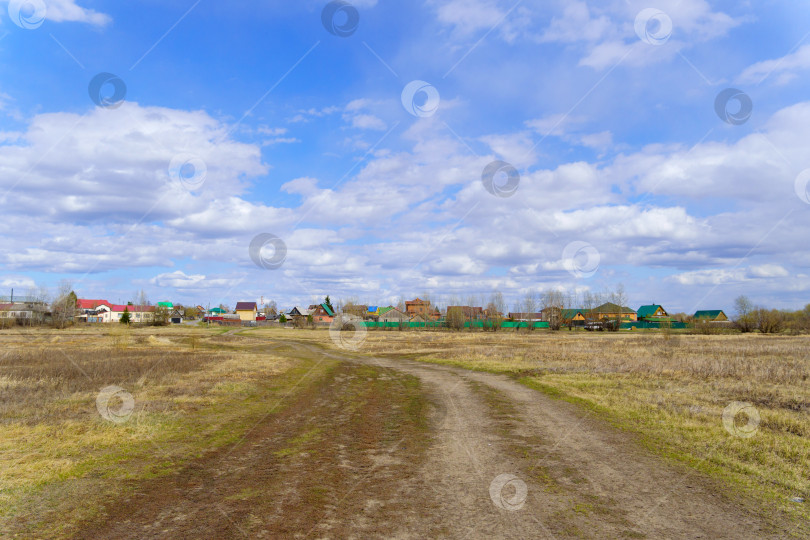 Скачать Старая дорога, ведущая в деревню, ранняя весна, поле, красивое небо, место для текста фотосток Ozero