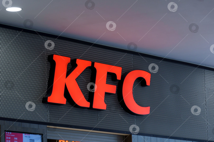 Скачать Тюмень, Россия - 12 августа 2022 года: Ресторан с логотипом KFC Fried Chicken в торговом центре. KFC - американский ресторан быстрого питания фотосток Ozero