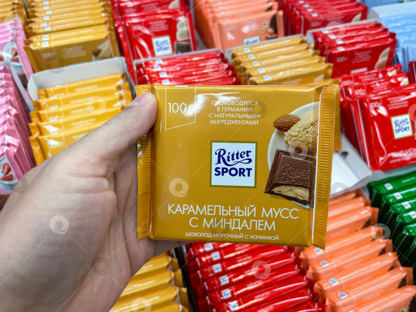 Скачать Тюмень, Россия - 20 августа 2022 года: Шоколад Ritter Sport с карамельным муссом и миндалем. Ritter Sport - это марка шоколада для Альфреда Риттера. фотосток Ozero