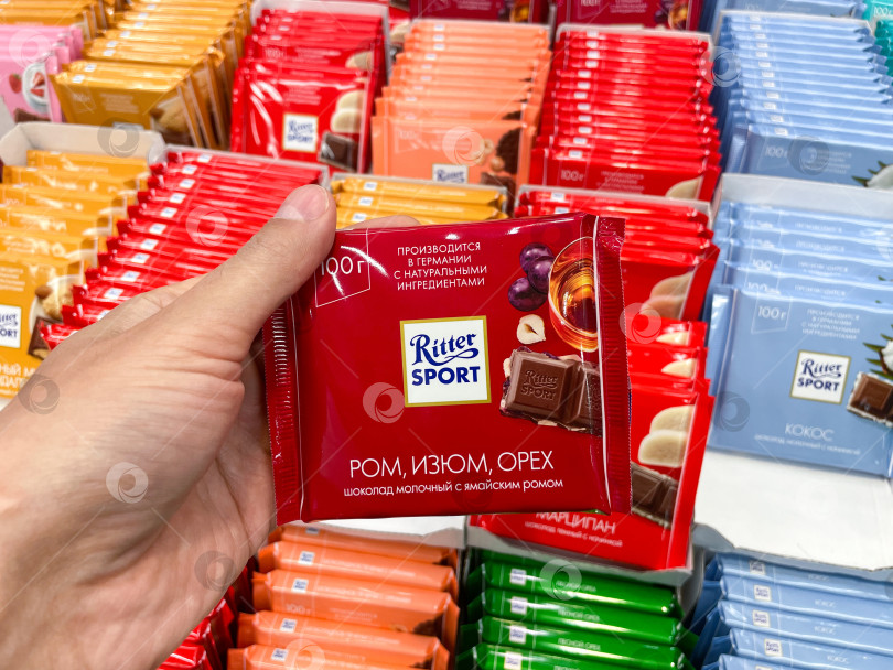 Скачать Тюмень, Россия - 20 августа 2022 года: Шоколад Ritter Sport с ромовым изюмом и орехами. Ritter Sport - это марка шоколада для Альфреда Риттера. фотосток Ozero