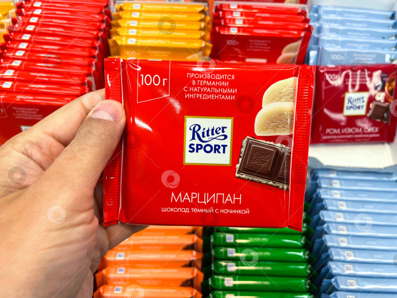 Скачать Тюмень, Россия - 20 августа 2022 года: Шоколад Ritter Sport с марципаном. Ritter Sport - это марка шоколада для Альфреда Риттера. фотосток Ozero