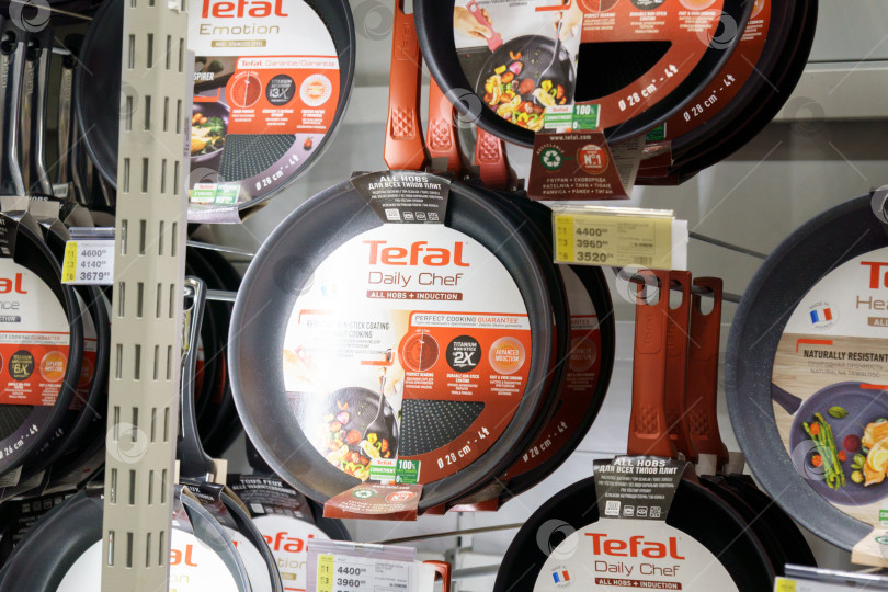 Скачать Тюмень, Россия - 17 августа 2022 г.: Сковородки Tefal и другие кухонные принадлежности в магазине выставлены на продажу. Выбор товара для дома фотосток Ozero