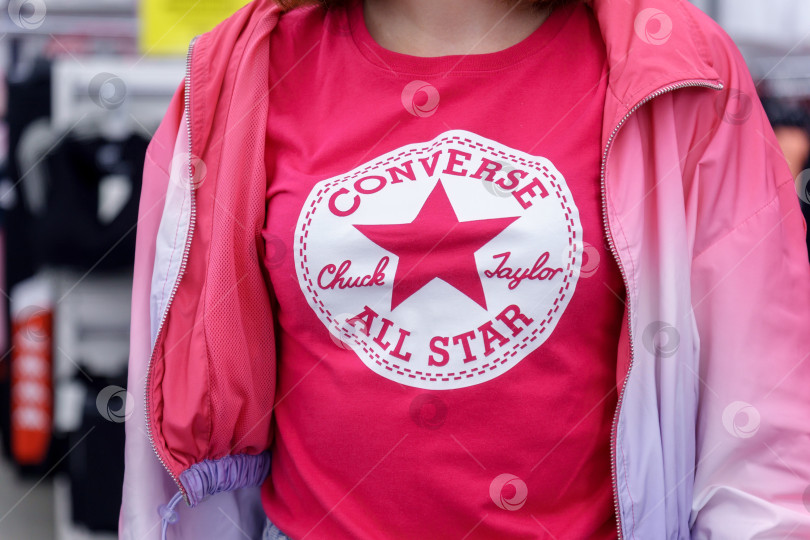 Скачать Тюмень, Россия - 12 августа 2022 года: Логотип Converse all star - американской транснациональной корпорации, которая проектирует, разрабатывает, производит и продает обувь. фотосток Ozero