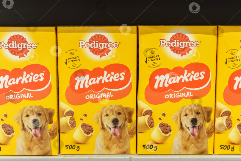 Скачать Тюмень, Россия - 17 августа 2022 г.: Корм для собак Pedigree markies Petfoods селективной направленности. Покупка товаров в супермаркете фотосток Ozero