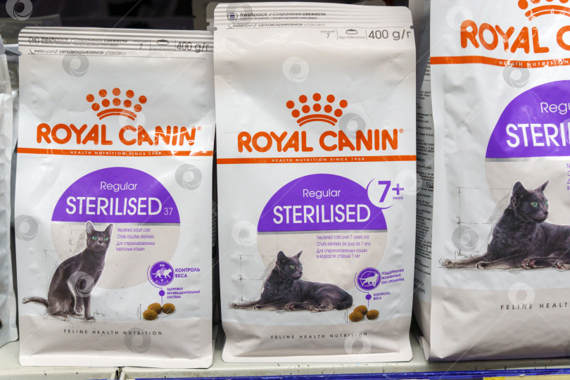 Скачать Тюмень, Россия - 17 августа 2022 года: Royal Canin - известный бренд полуфабрикатов для собак и кошек. фотосток Ozero