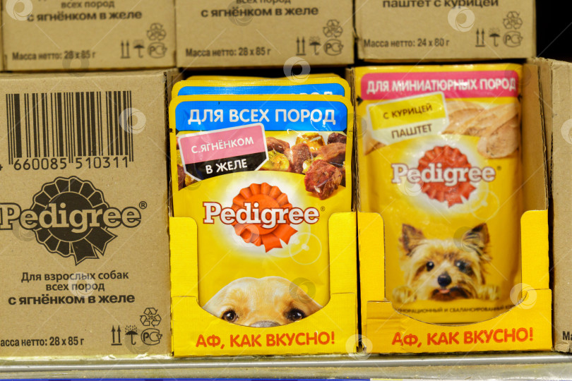 Скачать Тюмень, Россия - 17 августа 2022 года: Корм для собак с ягненком производства Pedigree Petfoods, дочерней компании американской группы Mars. Избирательный фокус фотосток Ozero