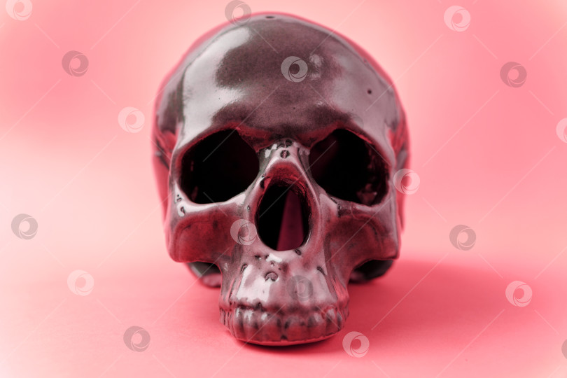 Скачать Концепция праздника Хэллоуин. Страшный череп на красном фоне. Избирательный фокус фотосток Ozero