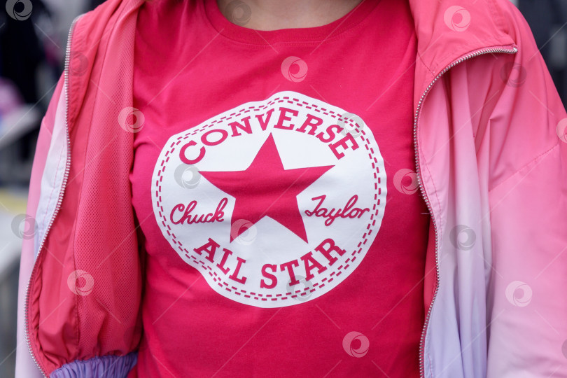 Скачать Тюмень, Россия - 12 августа 2022 года: Converse All Stars, логотип Чака Тейлора. Converse - американская компания по производству одежды и обуви. фотосток Ozero