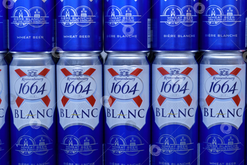 Скачать Тюмень, Россия - 30 июня 2022 года: банка пива Kronenbourg 1664 Blanc. Французская марка пива. Распродажа в гипермаркете фотосток Ozero