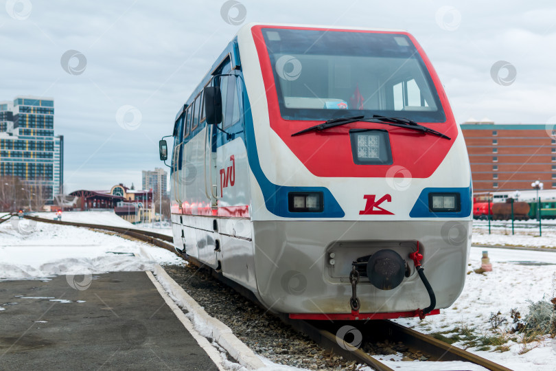 Скачать узкоколейный тепловоз ТУ10 "Колибри" на детской железной дороге в Екатеринбурге, Россия фотосток Ozero