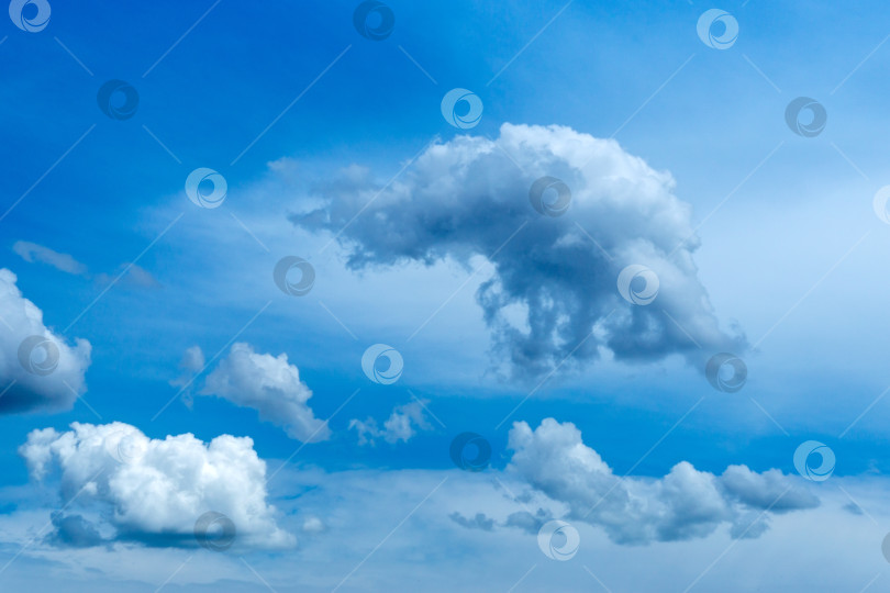 Скачать Грозовое облачное небо, драматические темно-синие грозовые тучи, пасмурная погода, ураганное небо фотосток Ozero