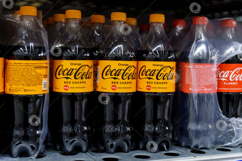 Скачать Тюмень, Россия - 25 марта 2022 года: Coca-Cola orange. Coca-Cola Company - ведущий производитель газированных напитков в мире. фотосток Ozero