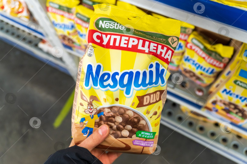 Скачать Тюмень, Россия - 25 марта 2022 года: Какао Nestle Nesquik на полках гипермаркета. Избирательный фокус фотосток Ozero