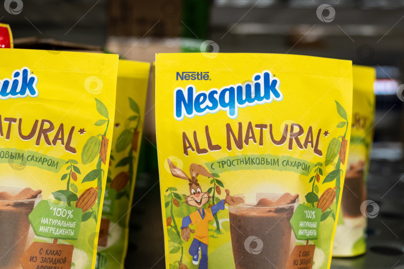 Скачать Тюмень, Россия - 25 марта 2022 года: Шоколад Nesquik. Nequik принадлежит швейцарской компании Nestle.e фотосток Ozero