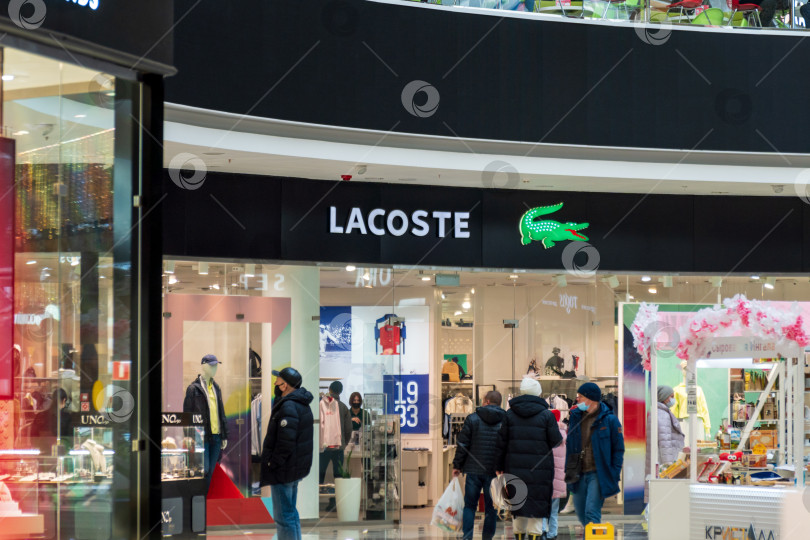 Скачать Тюмень, Россия - 10 марта 2022 года: вывеска Lacoste на фасаде магазина, Lacoste - знаменитая французская сеть магазинов класса люкс фотосток Ozero