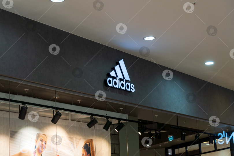 Скачать Тюмень, Россия - 13 ноября 2021 года: логотип многонациональной компании Adidas. фотосток Ozero
