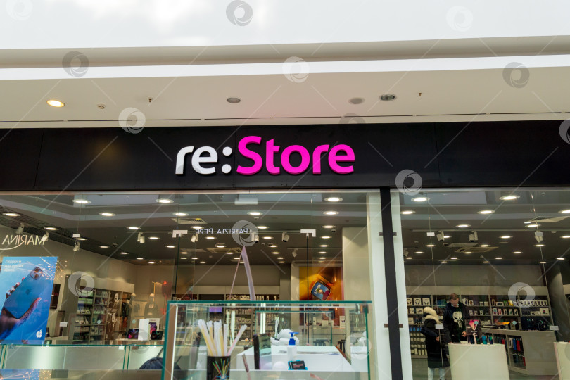 Скачать Тюмень, Россия - 10 марта 2022 года: Распродажа продуктов Apple в магазине restore Store фотосток Ozero