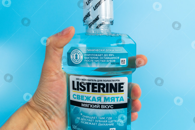 Скачать Тюмень, Россия- 06 февраля 2022 г.: Listerine fresh mint - торговая марка антисептического средства для полоскания рта, синий фон фотосток Ozero