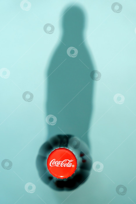 Скачать Тюмень, Россия - 03 апреля 2022 года: Напитки в банках Coca-Cola classic. Coca-Cola Company - ведущий производитель газированных напитков в мире. Избирательный фокус фотосток Ozero