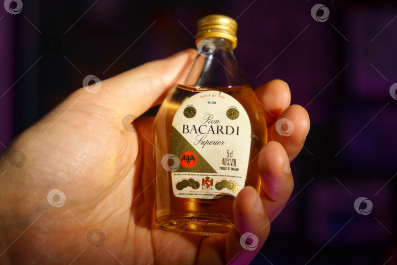 Скачать Тюмень, Россия - 30 марта 2022 года: Бокал с логотипом Bacardi Superior rum, крупнейшей частной семейной компании по производству спиртных напитков в мире. Избирательный фокус фотосток Ozero