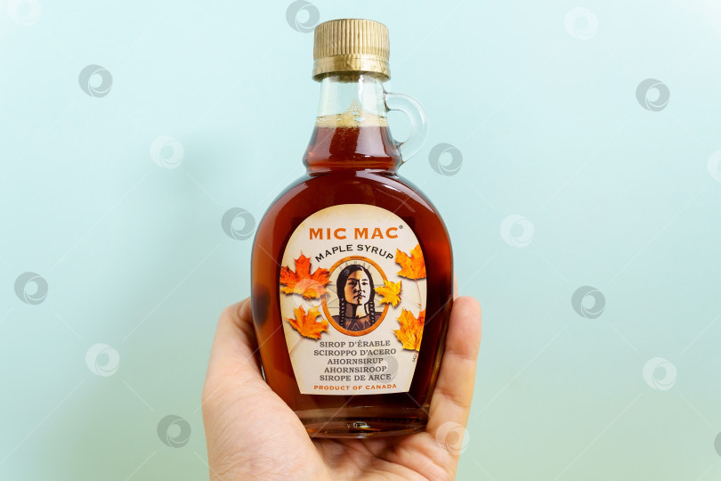Скачать Тюмень, Россия - 08 декабря 2021 года: Бутылка канадского кленового сиропа Mic Mac Maple syrup. Пространство для копирования фотосток Ozero