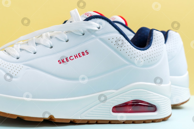 Скачать Тюмень, Россия - 14 октября 2021 года: логотип компании Skechers на кроссовках. Skechers USA, Inc. - это американский стиль жизни. Избирательный фокус фотосток Ozero