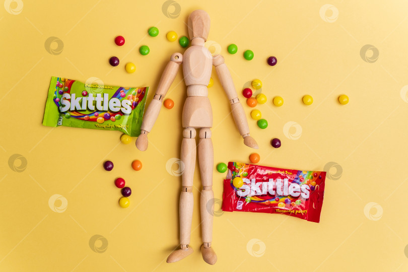 Скачать Тюмень, Россия - 27 декабря 2021 года: Бренд сладостей Skittles принадлежит и производится компанией Wrigley. Разноцветный фон фотосток Ozero