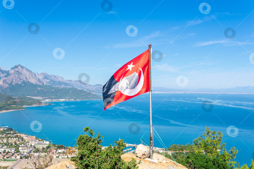 Скачать флаг с портретом Кемаля Ататюрка установлен на горе в Турции недалеко от Кемера фотосток Ozero